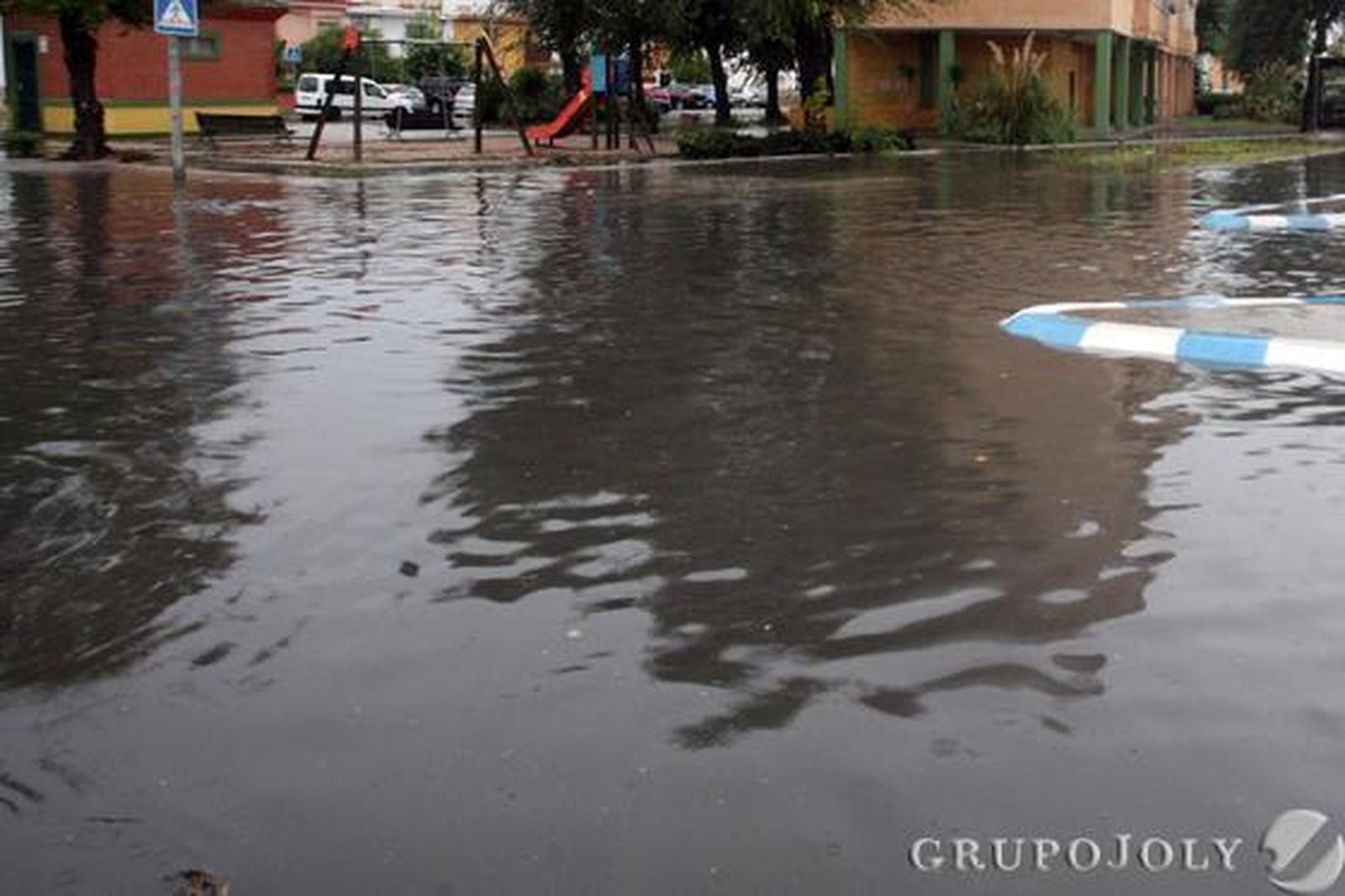 Los bomberos realizan más de treinta intervenciones por achique de agua en apenas cinco horas, sobre todo en La Línea y Algeciras./Fotos:Fran Montes/Paco Guerrero

Foto: Fran Montes/Paco Guerrero