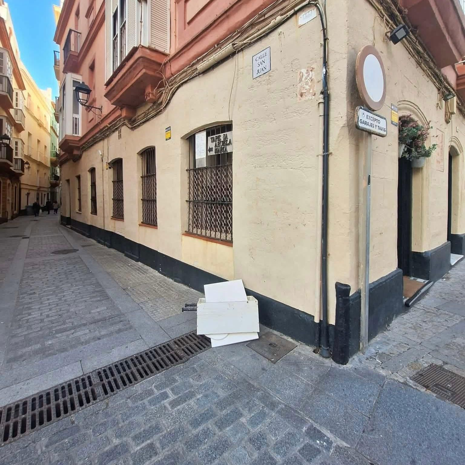 Enseres en la vía pública