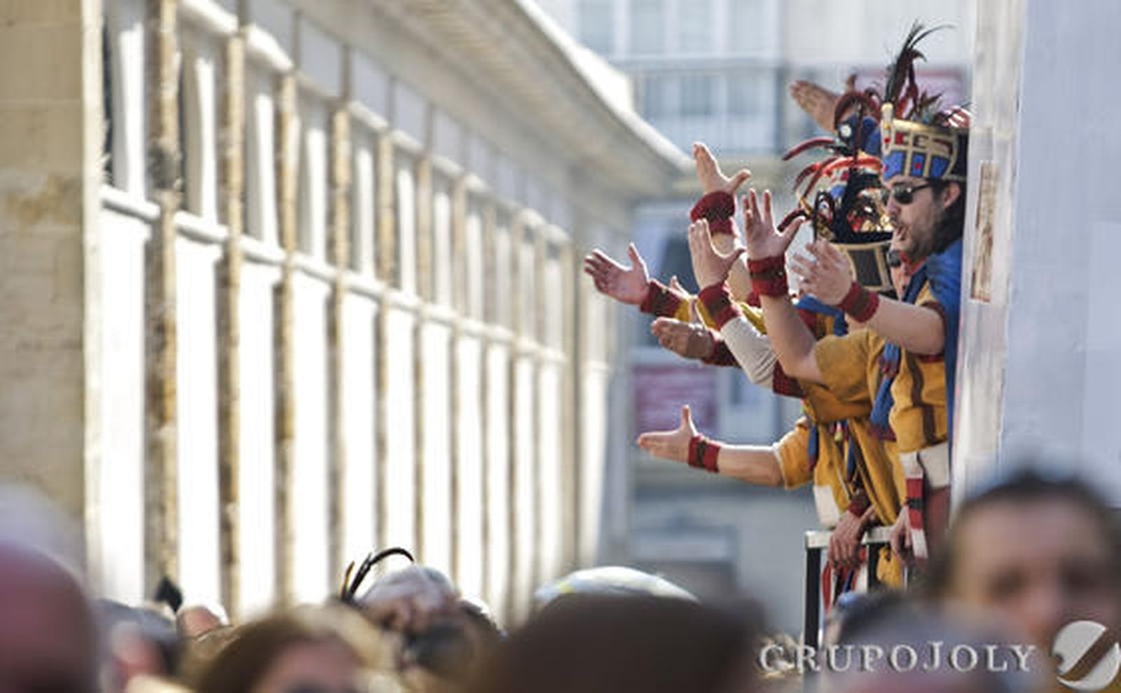Las calles se llenan de agrupaciones oficiales e ilegales que reciben el aplauso de aficionados que logran disfrutar de una fiesta menos concurrida que la del domingo

Foto: Julio Gonzalez