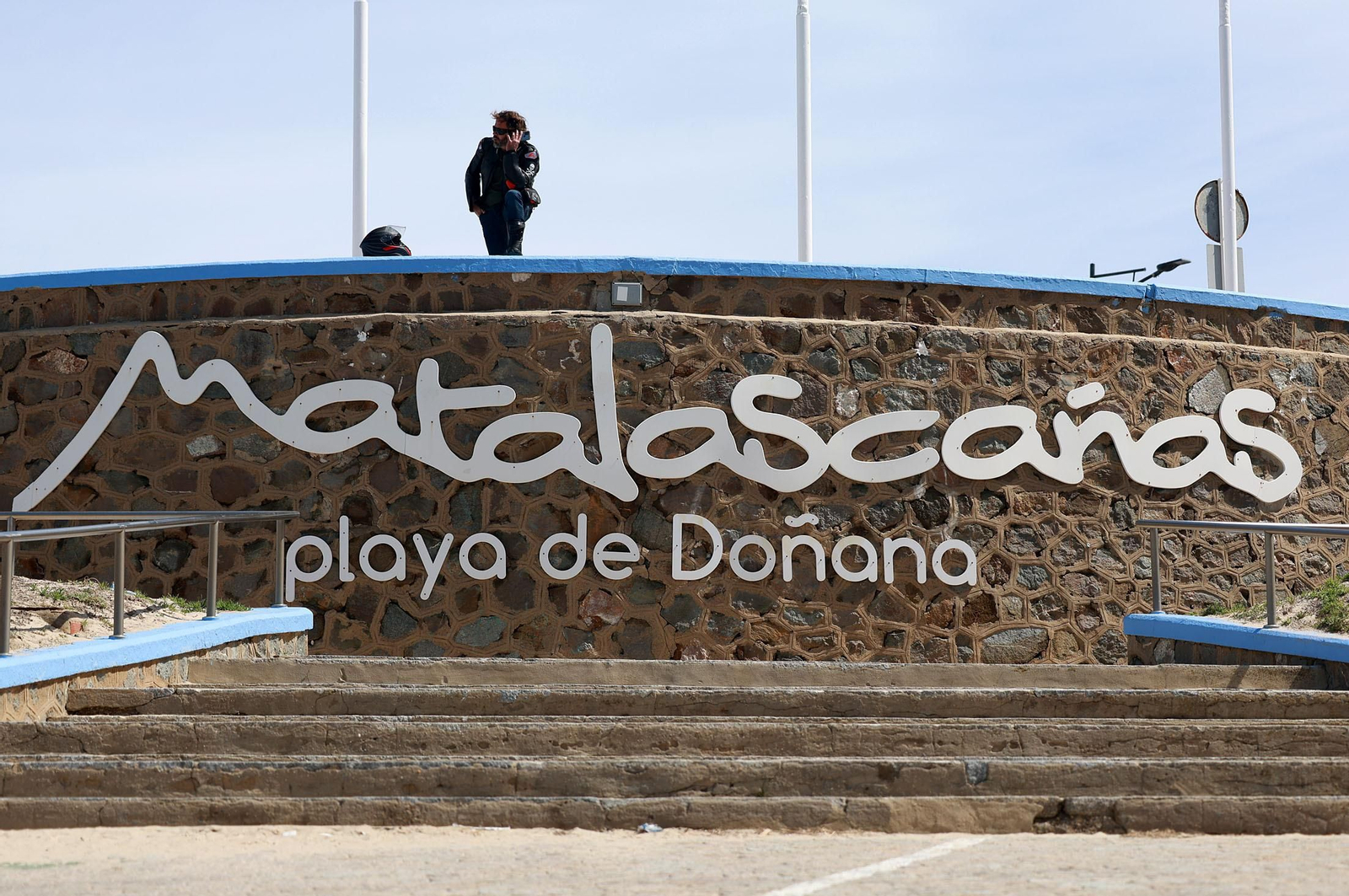 Imágenes del ambiente en las playas de Matalascañas y Mazagón durante la mañana del domingo