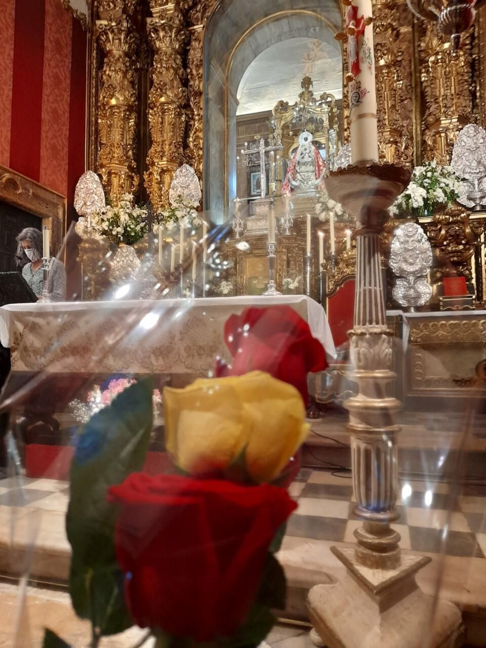 El ramo ante la imagen de la Patrona de El Puerto, la Virgen de los Milagros