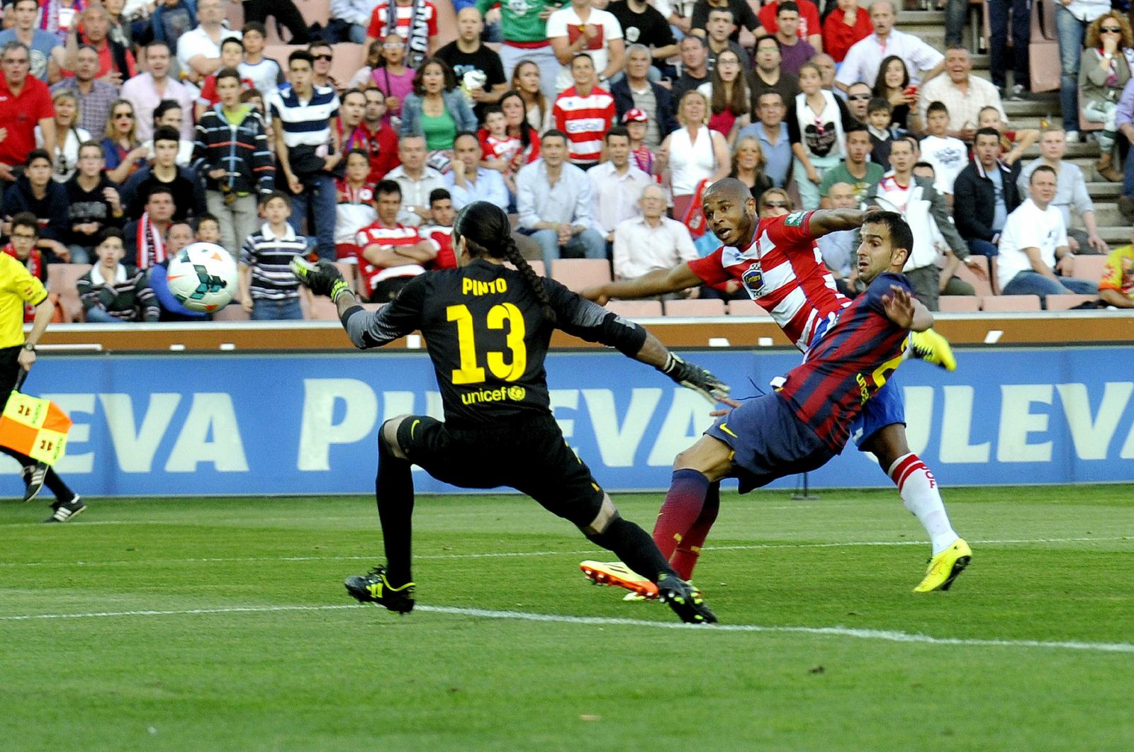 Brahimi bate a Pinto en el último partido que el Granada derrotó al Barça
