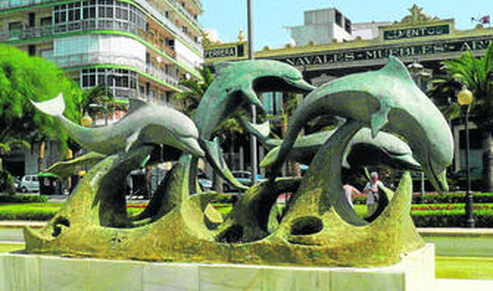 La cola del delfín del centro ha sido brutalmente separada de la parte correspondiente al cuerpo.