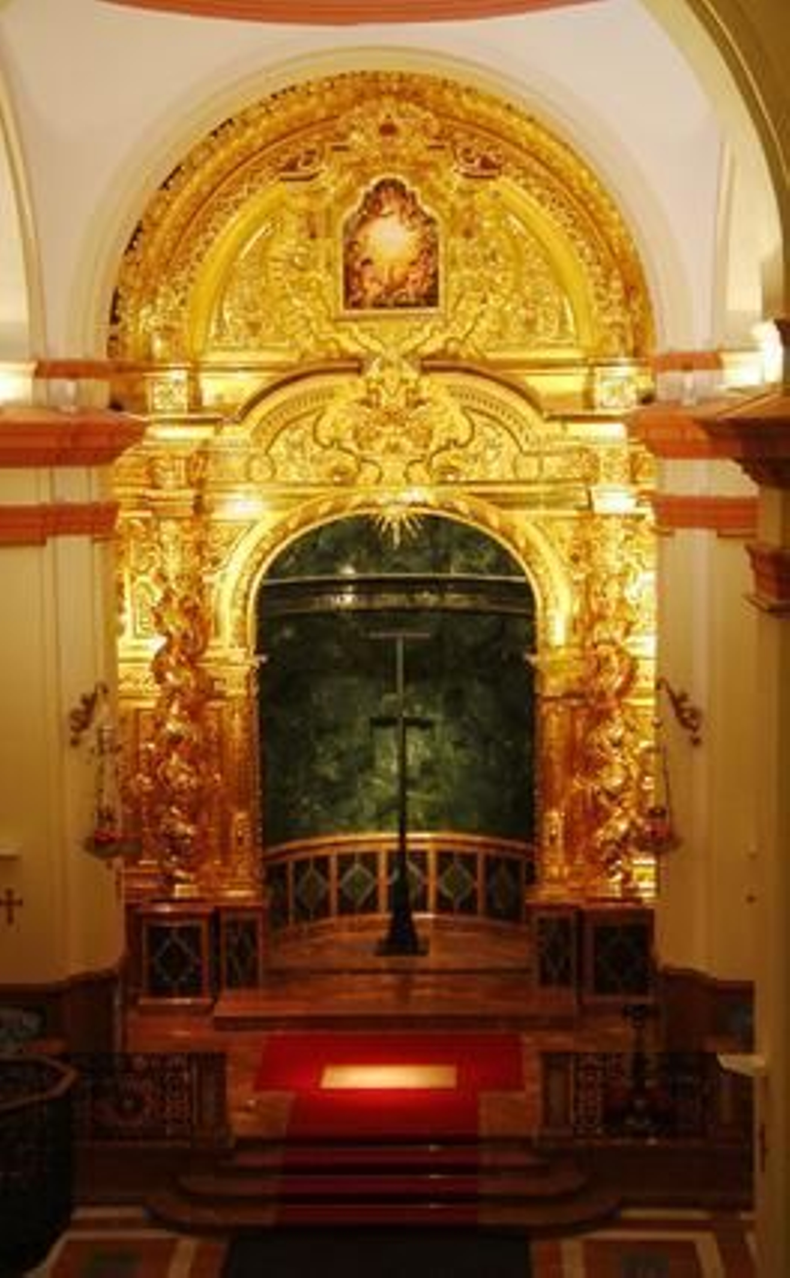 Mármol, bronce y madera son los materiales que forman el monumental retablo que acogerá al Cristo de la Expiración.

Foto: Victoria Hidalgo