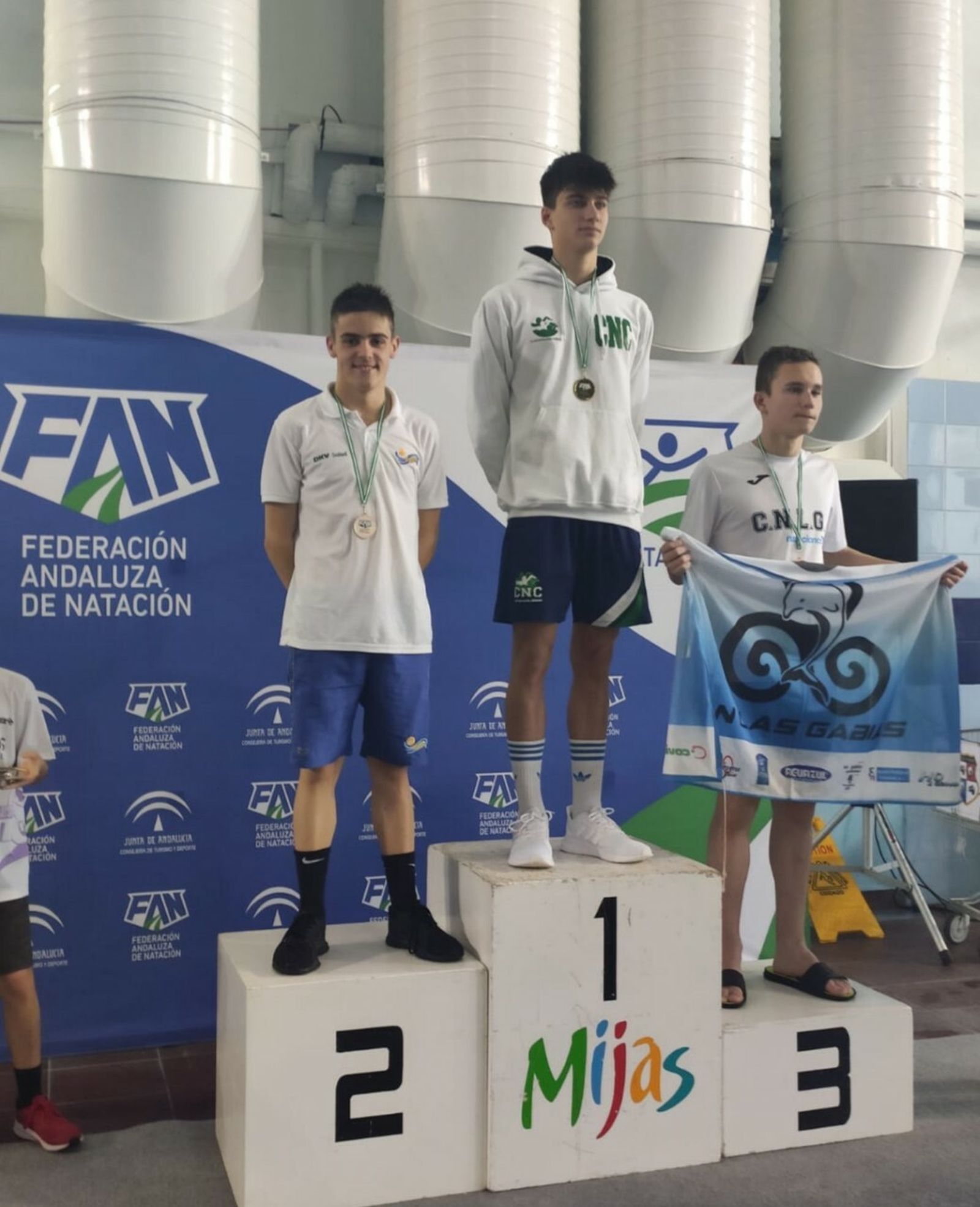 Ángel Belinchón, en el podio tras recoger la medalla de plata.