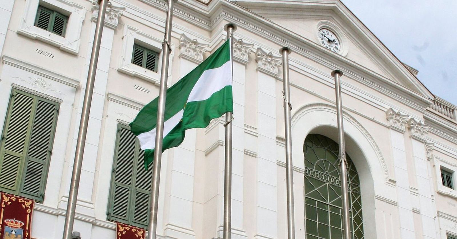 La bandera de Andalucía, ondeando en el Ayuntamiento portuense.