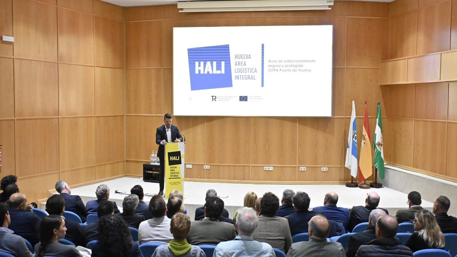 David Fernández, representante de HALI, explica el proyecto a autoridades y empresarios asistentes.