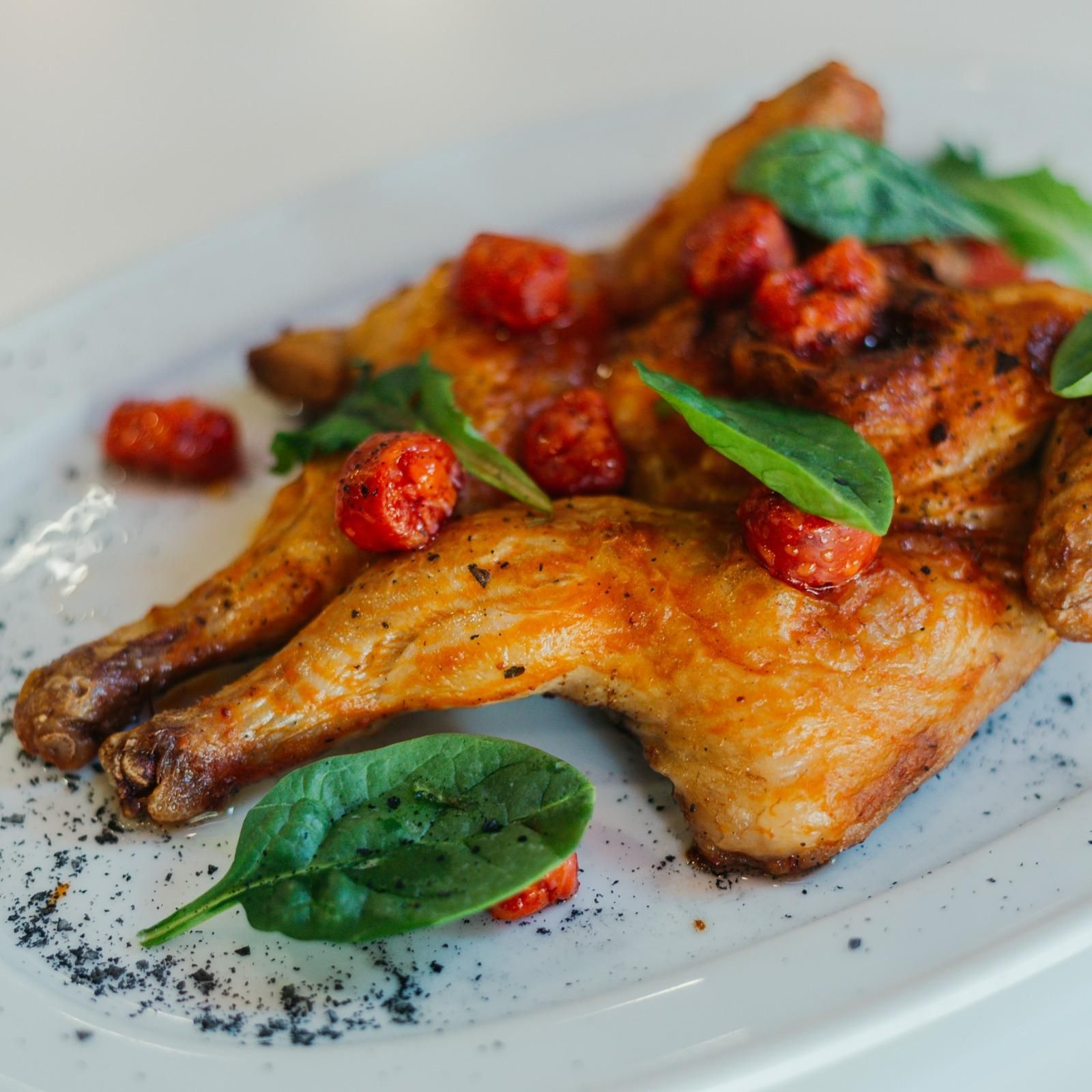 Pollo picantón cocinado en dos tiempos y terminado asado con salsa picantona de chistorras