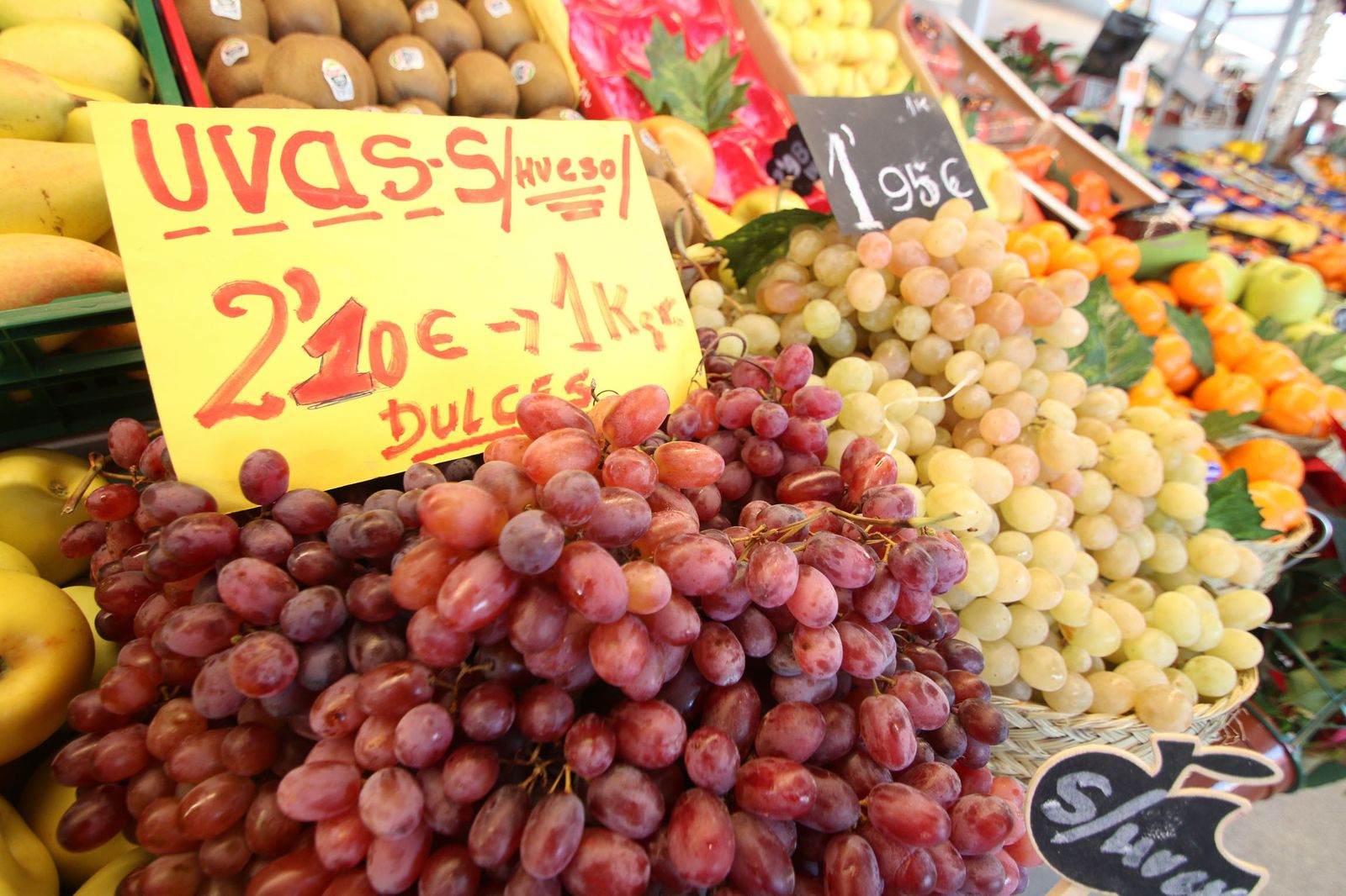 Aquellos que no quieran atragantarse con las semillas de las uvas en Nochevieja pueden acercarse a la plaza roquetera...