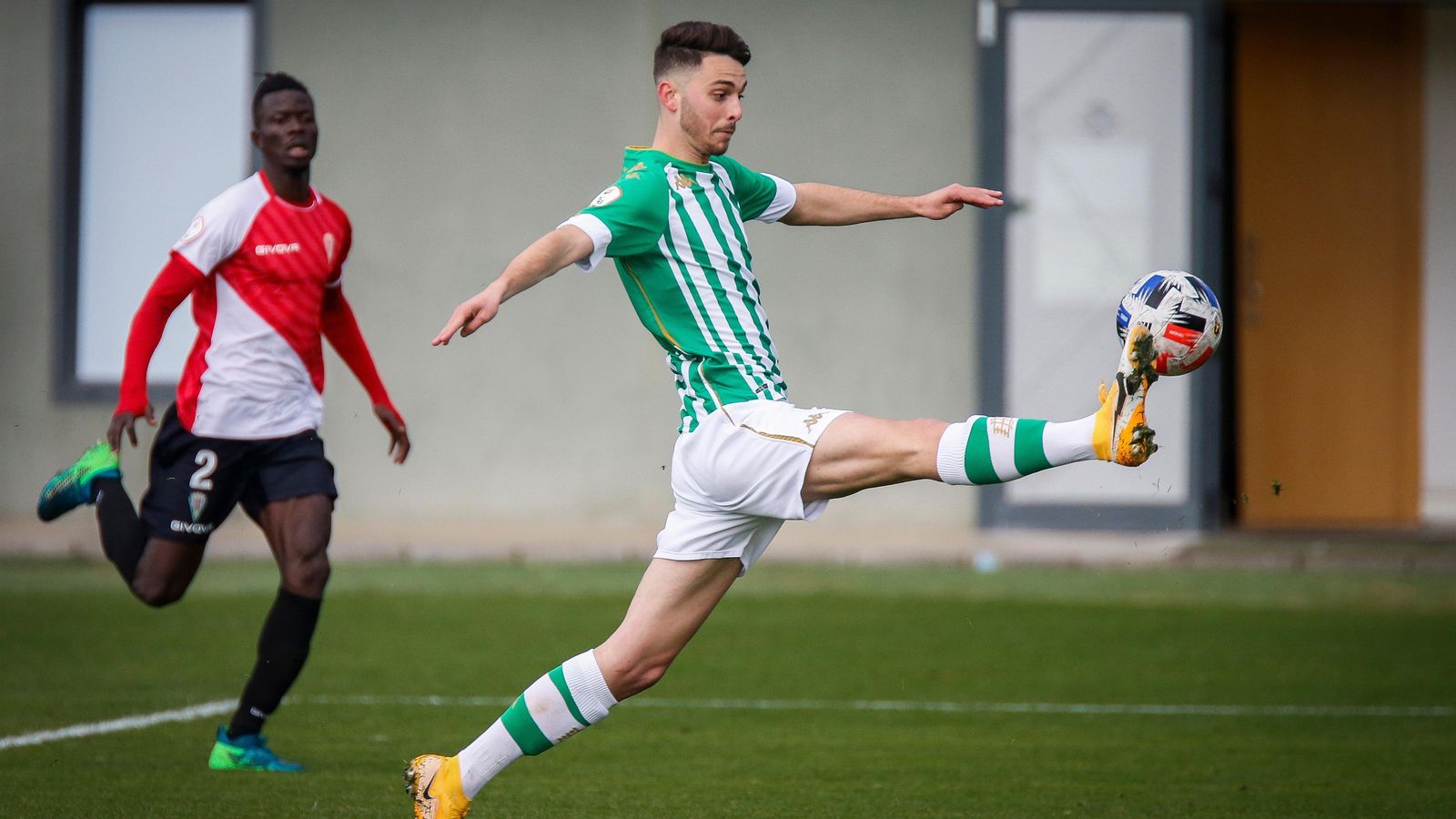 Raúl controla el balón con Djetei al fondo.