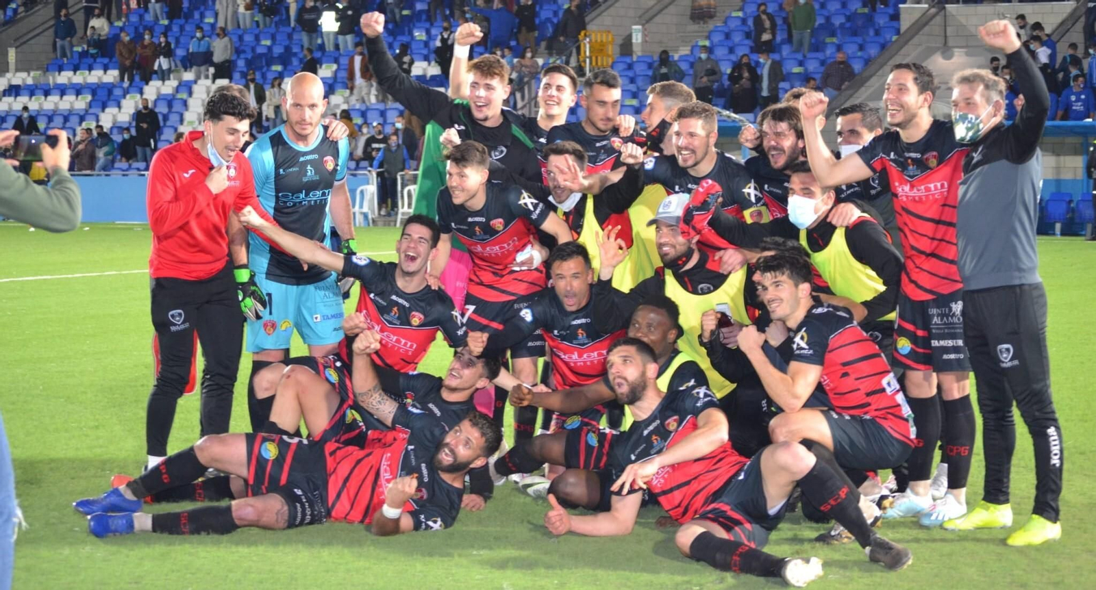 Los jugadores del Salerm Puente Genil celebran su triunfo en Lucena.