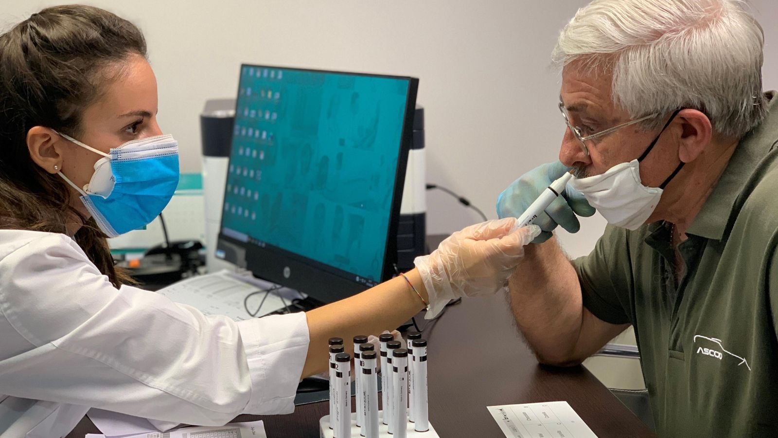 Paciente en una sesión de olfatorerapia.