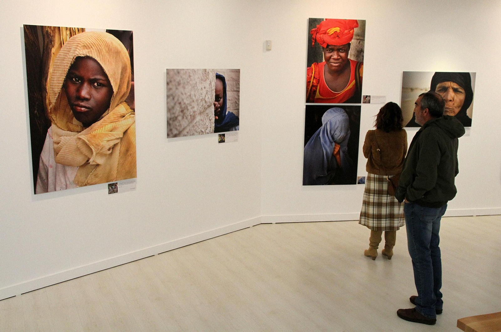 Latitudes. Exposición de Francisco Magallón "Mujer: Todos Somos Una", en imágenes