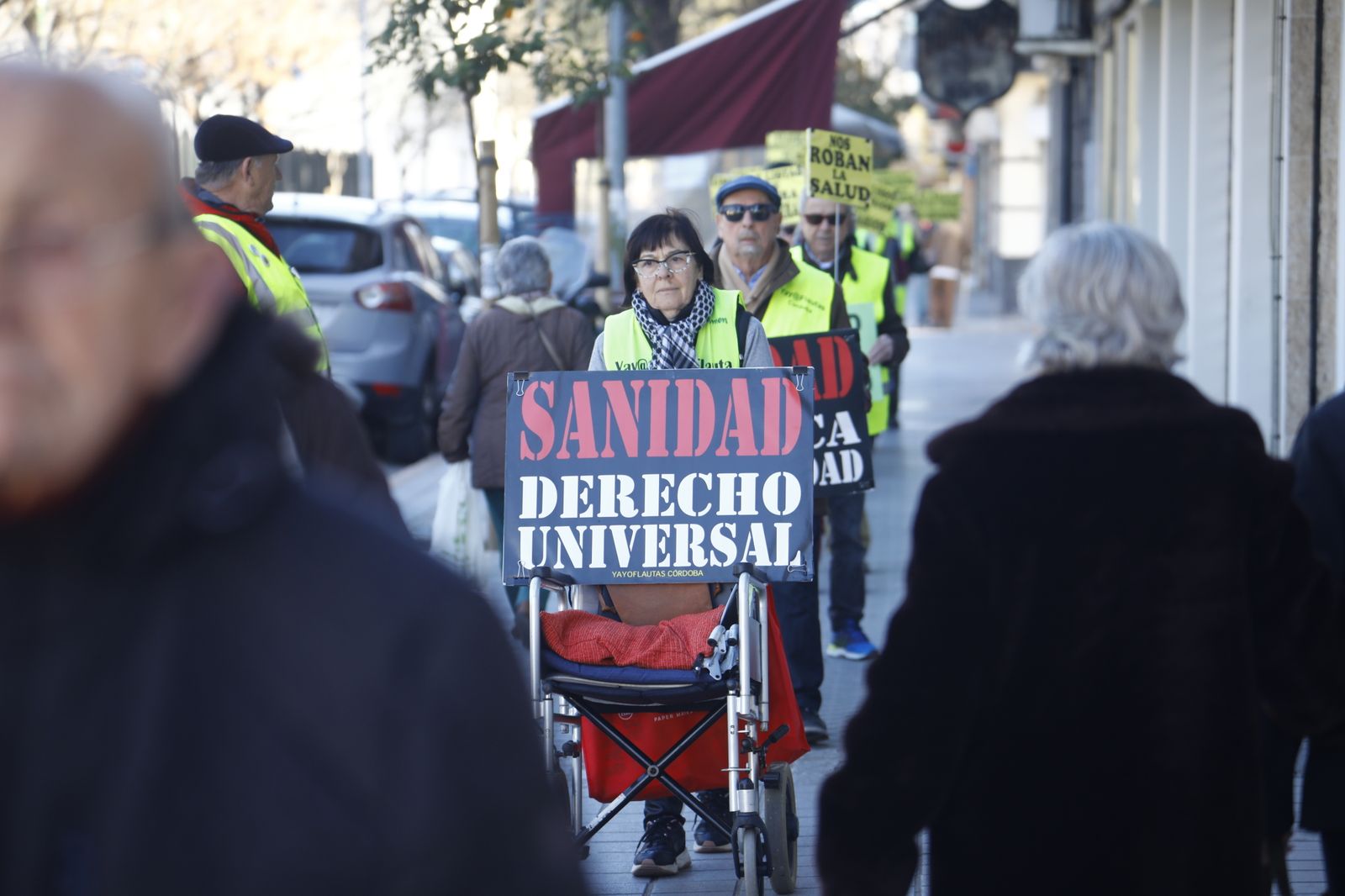 La nueva protesta del colectivo Yayoflautas de Córdoba, en imágenes