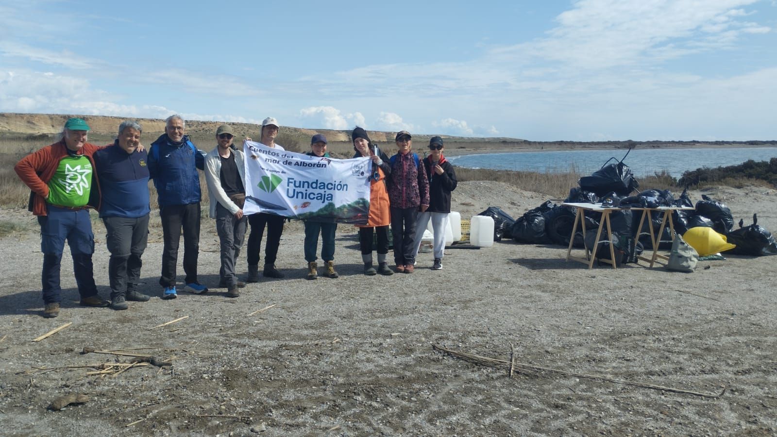 Una veintena de voluntarios limpian playas de El Ejido.