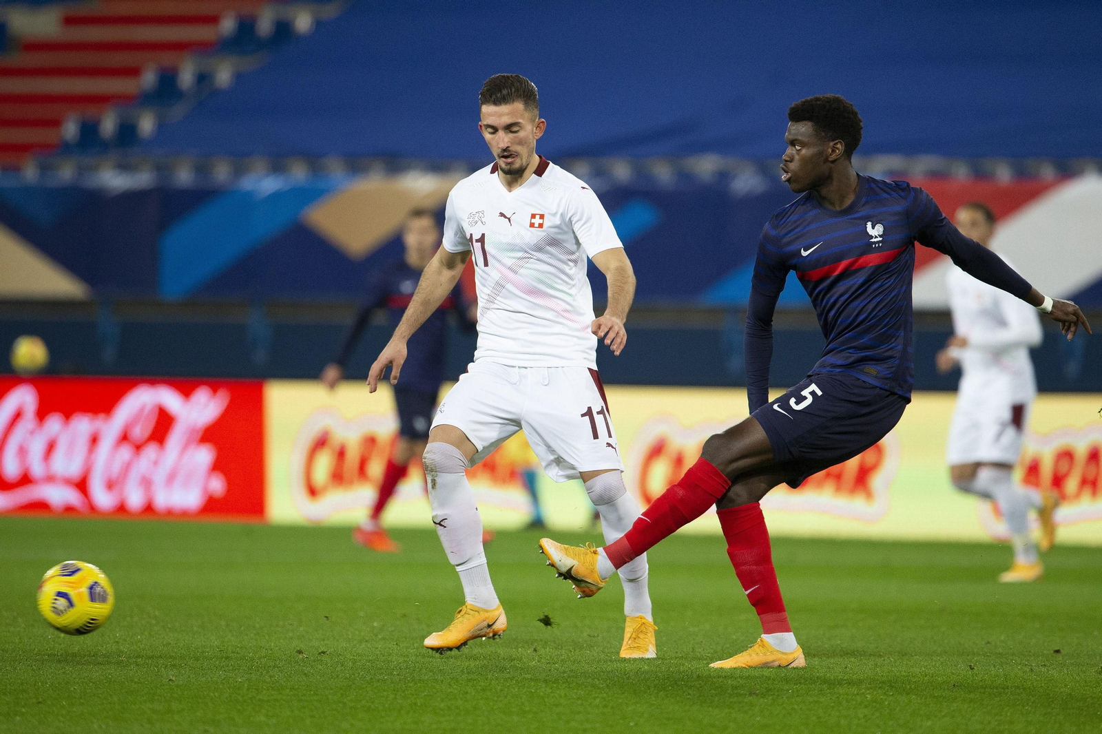 Badiashile golpea el balón con la zurda en un partido de Francia sub 21