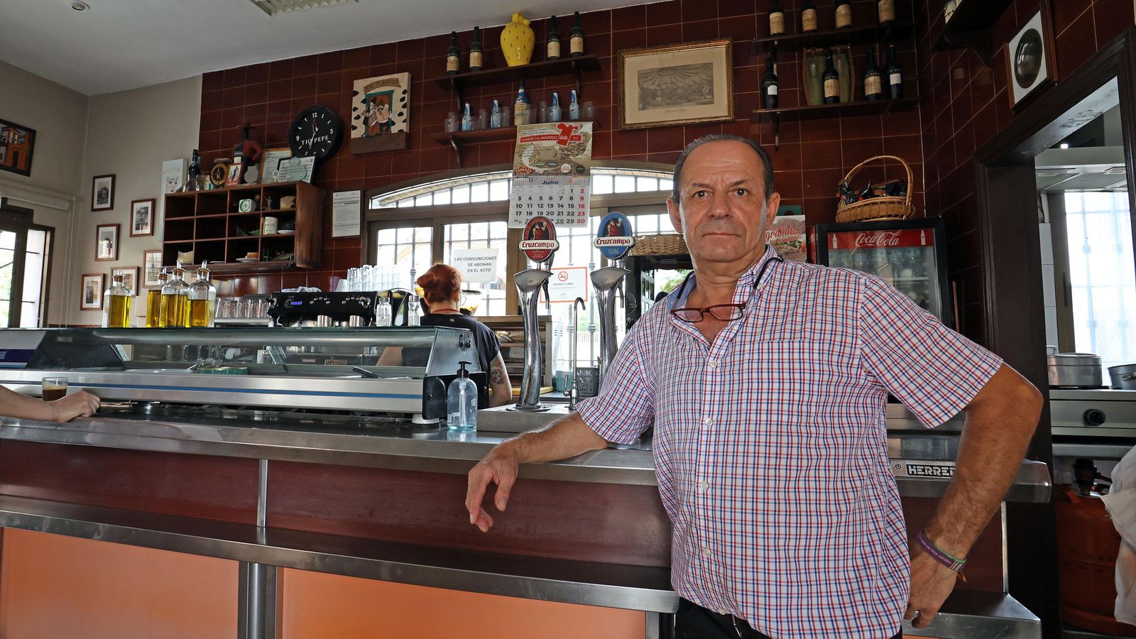 El hostelero jerezano, dentro del bar. El hostelero jerezano, dentro del bar.