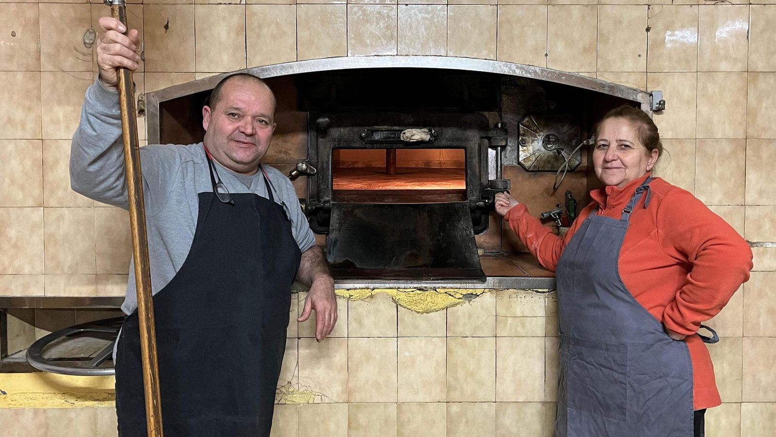 Ramón y Carmen son los propietarios actuales de la Panadería JC Alcaide.