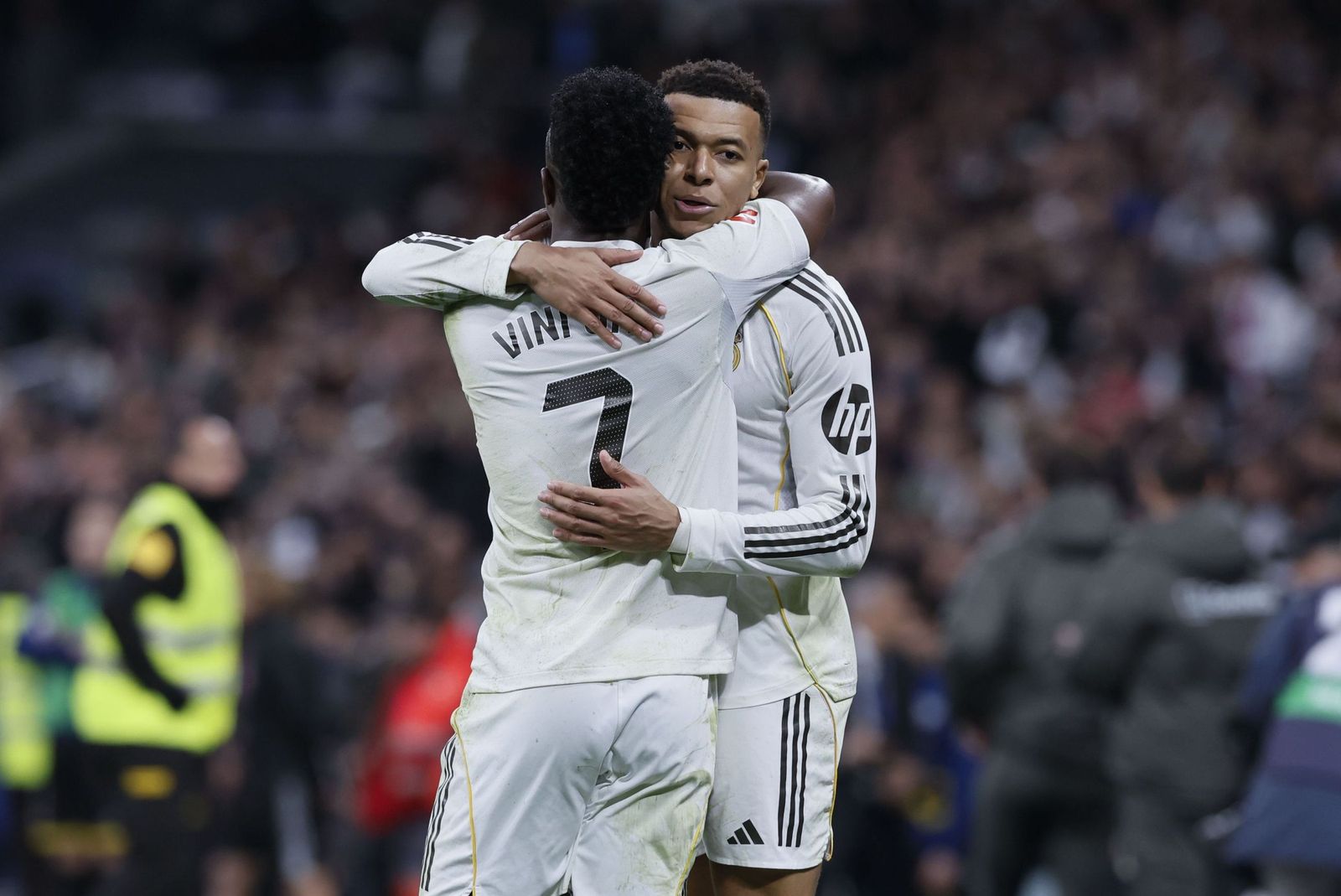 Kylian Mbappé y Vinicius Jr. celebran un gol con el Real Madrid