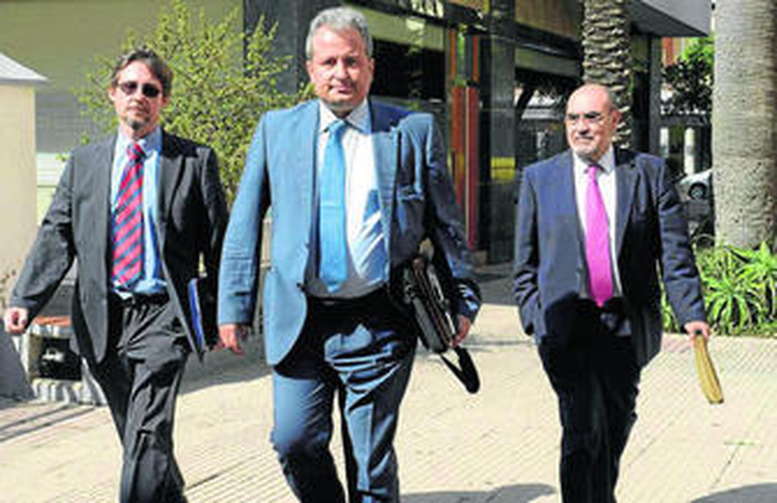 A la derecha, el ex director general de Industria, Jesús Candil, junto a Moratinos y al abogado.