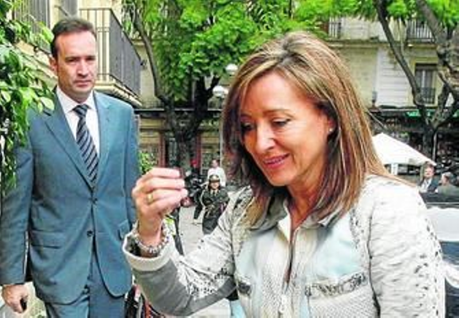 Pilar Sánchez, en primer plano; detrás, su marido, Juan Carlos Jiménez.