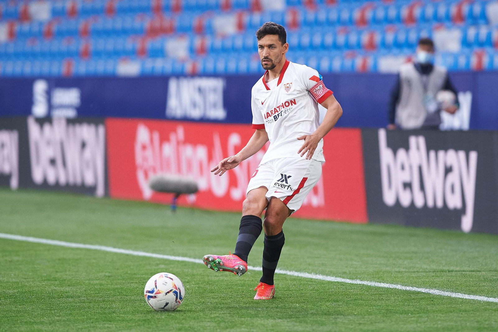 Jesús Navas, con el brazalete de capitán, durante la pasada Liga.