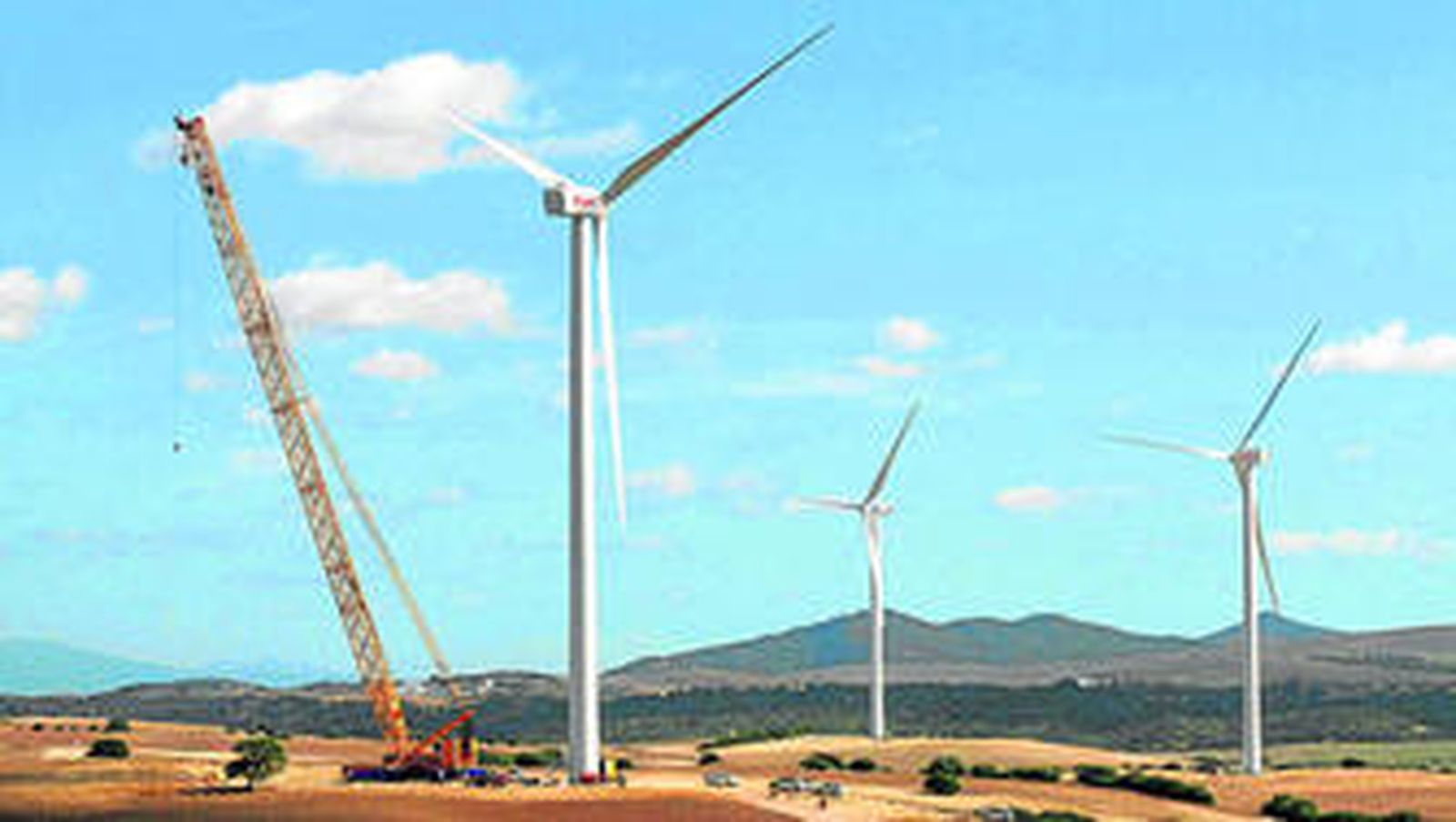 Molinos de viento en la finca de La Victoria, en la carretera de Medina, que explota la firma Nek Eólica.