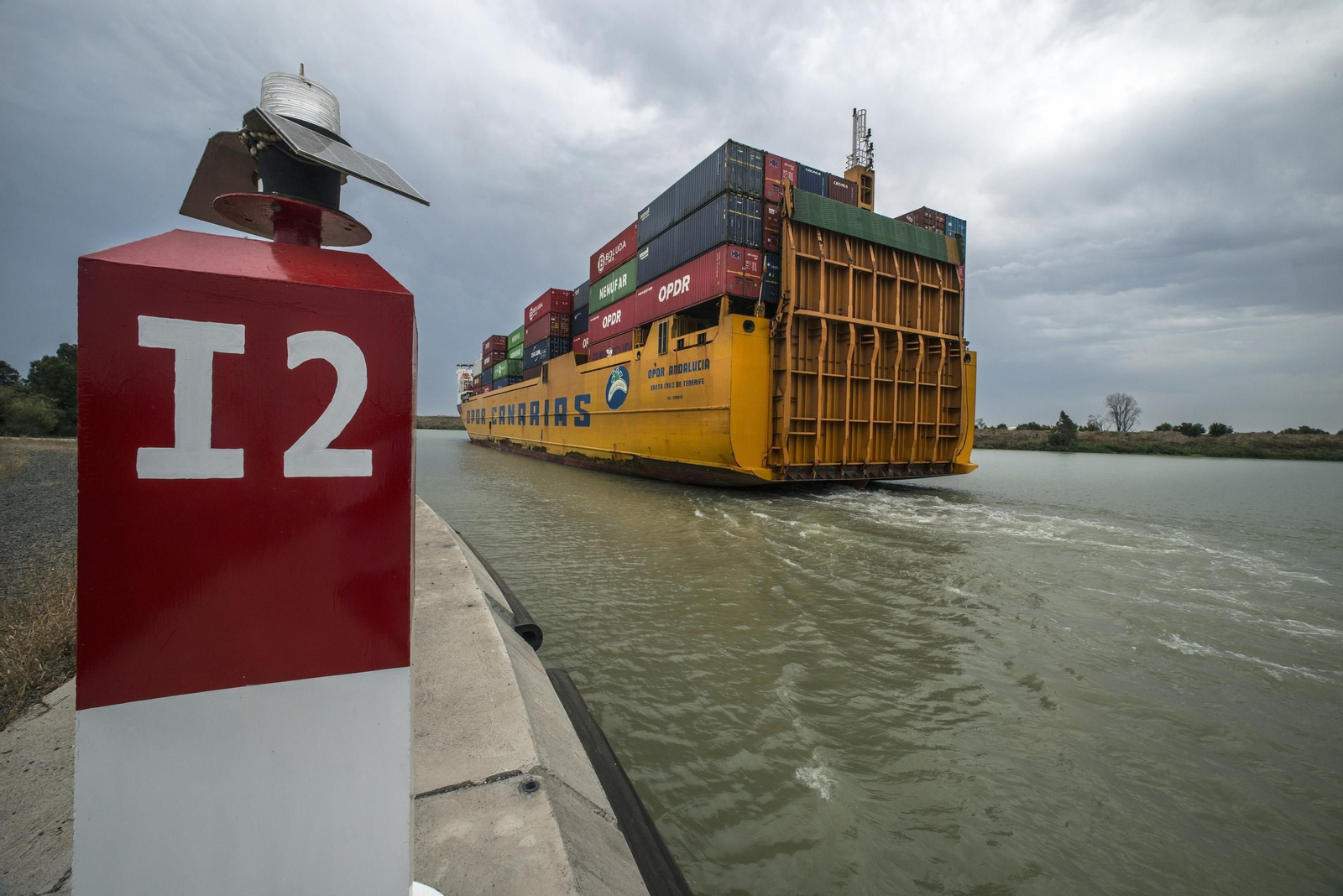 Un buque cargado de contenedores se aproxima al puerto.