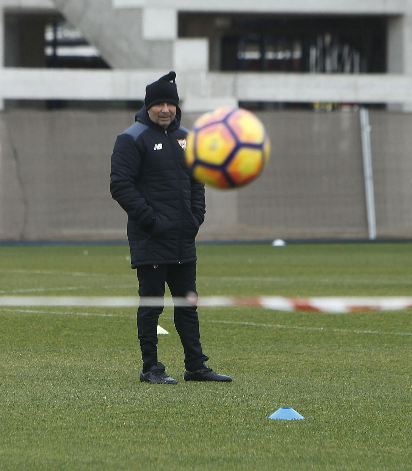 Jorge Sampaoli, meditabundo, ante un balón perdido mientras observa a sus jugadores.
