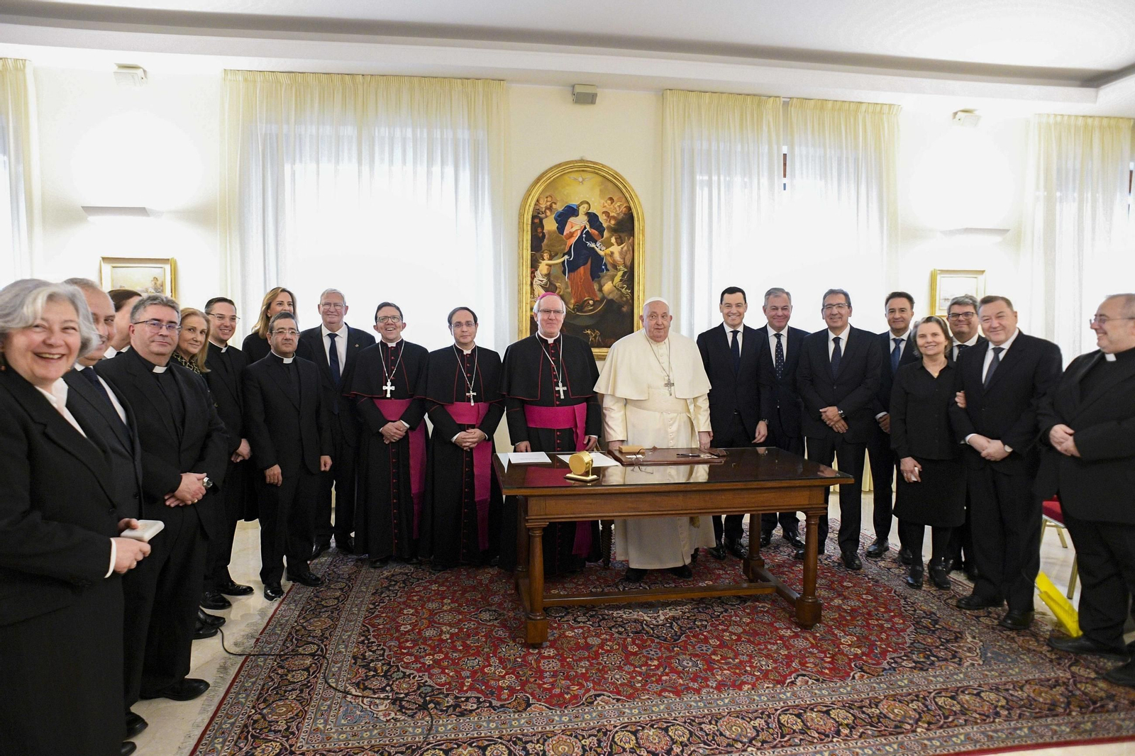 El papa alienta la piedad popular tras recibir a las autoridades sevillanas en el Vaticano.