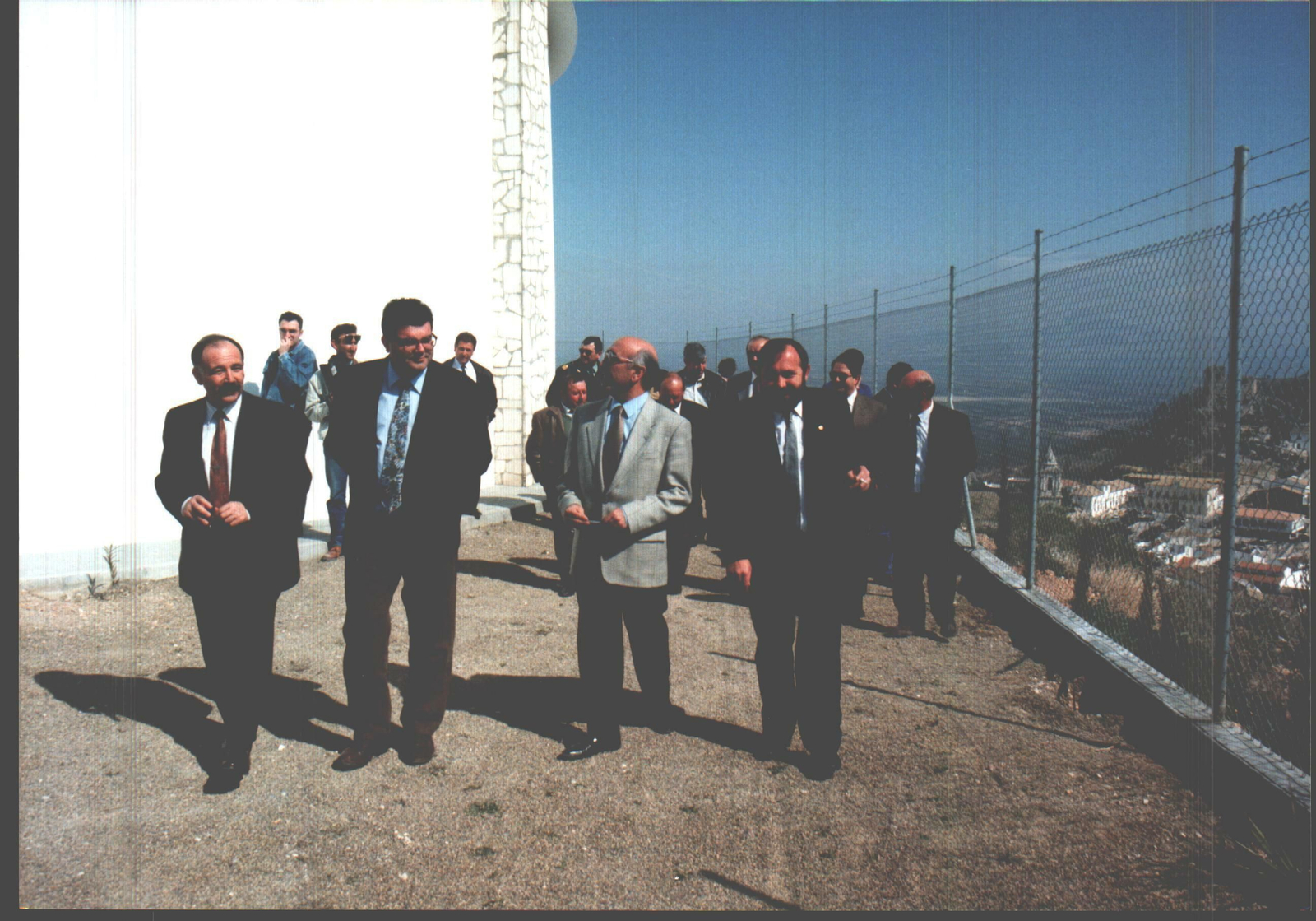El presidente entonces de la Diputación, Rafael Vallejo, inaugura el depósito de aguas de Luque en 1993 junto con el alcalde de esa localidad, Telesforo Flores.