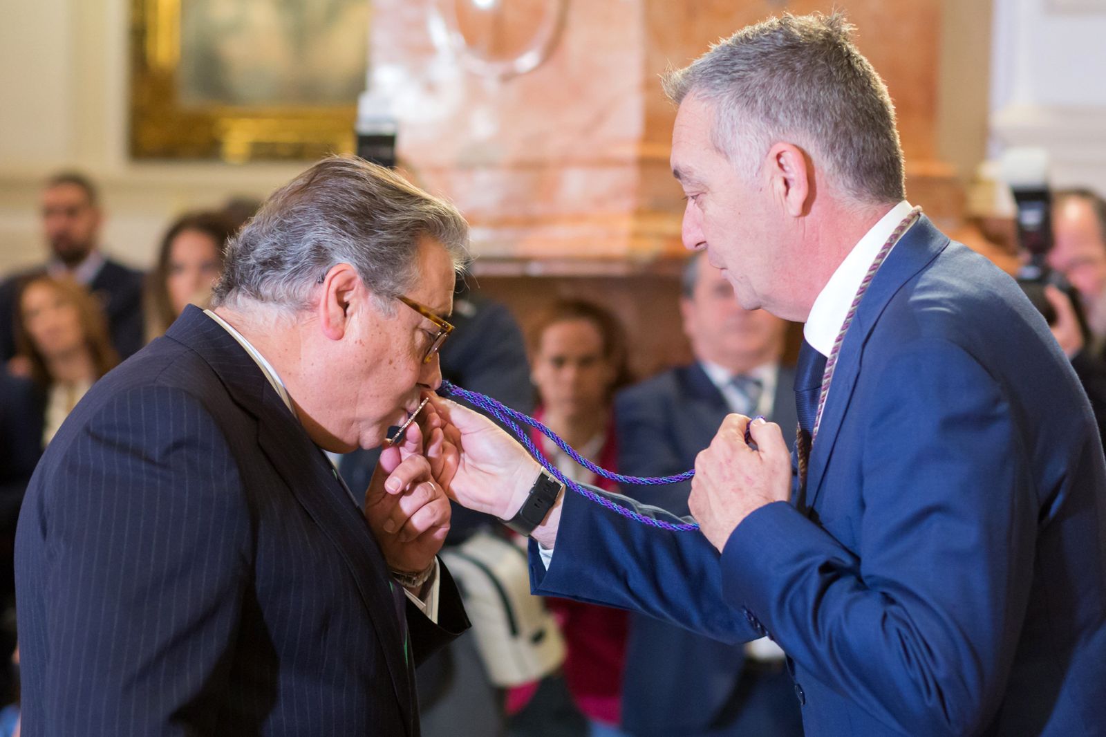 El ministro Zoido besa la medalla concedida por la cofradía de El Rico.