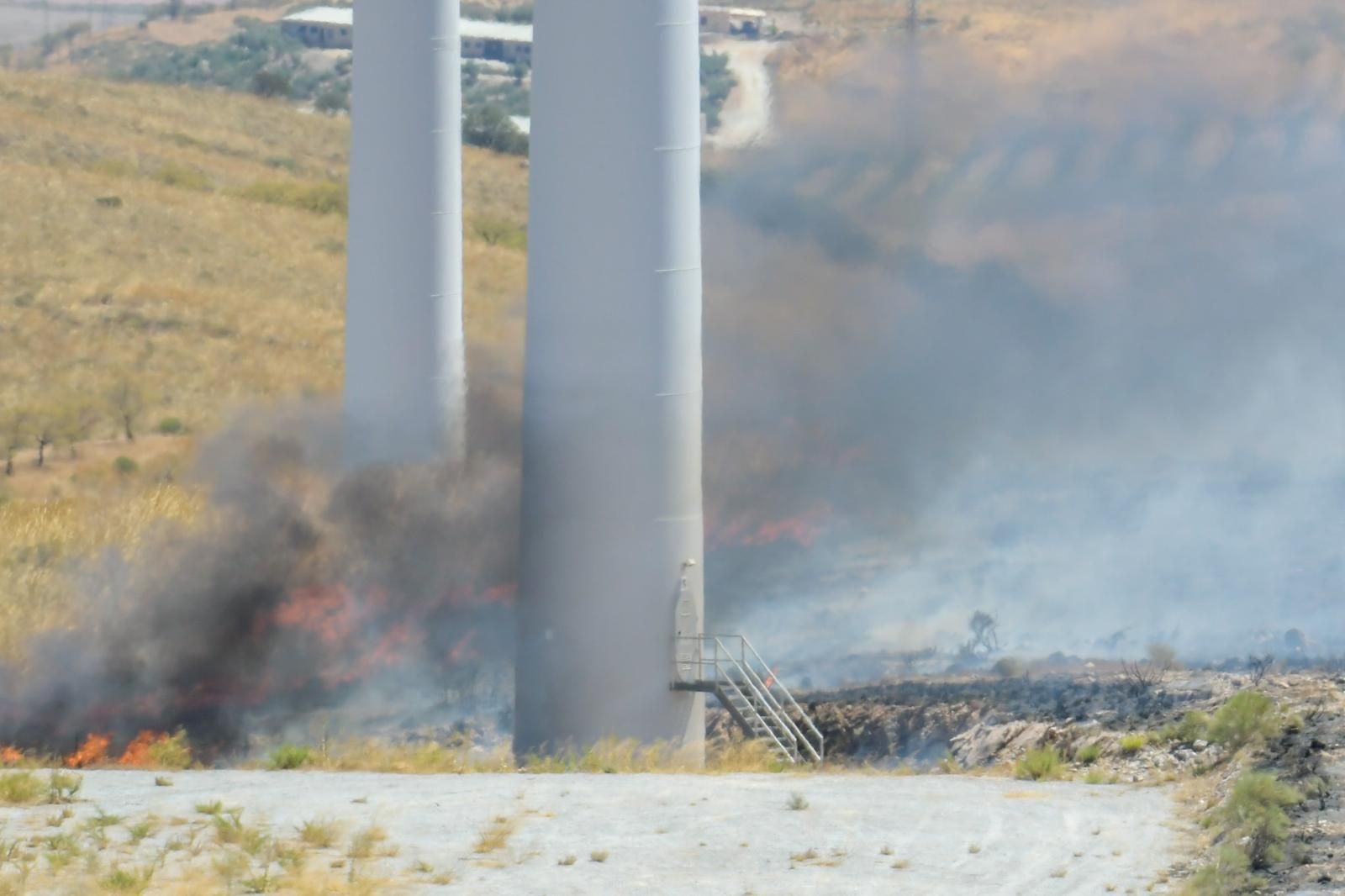 El incendio en el parque eólico de Padul, en fotos