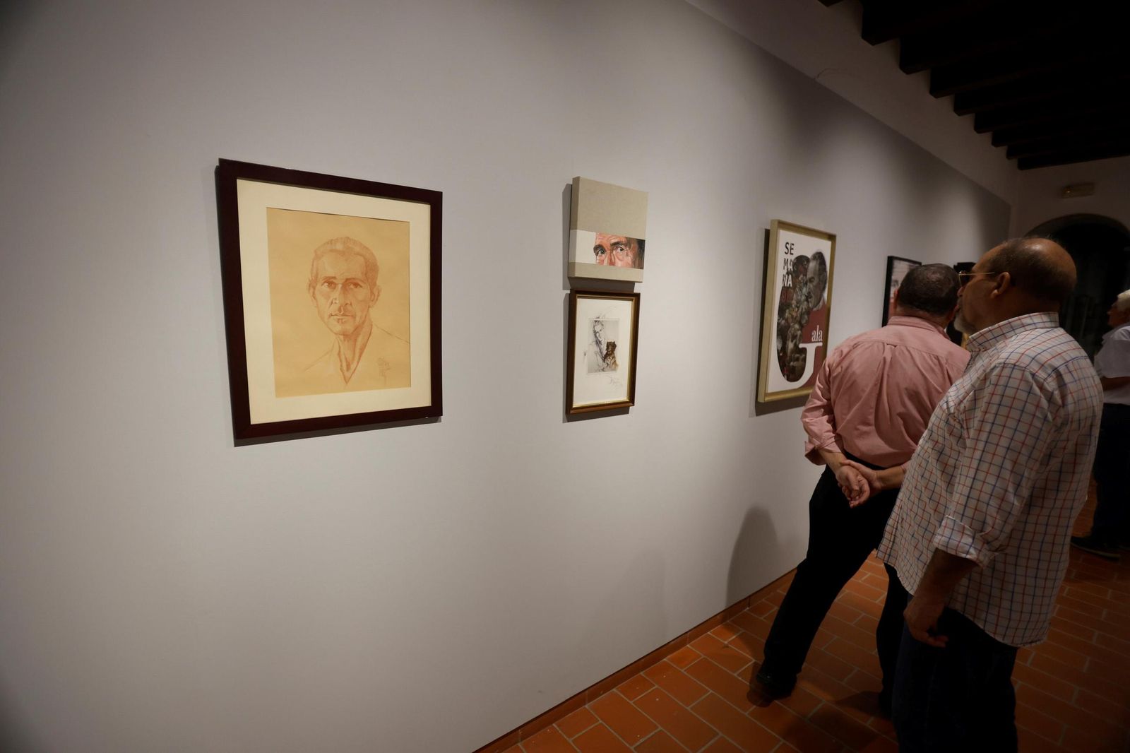 La exposición que repasa en retratos la vida de Antonio Gala, en imágenes