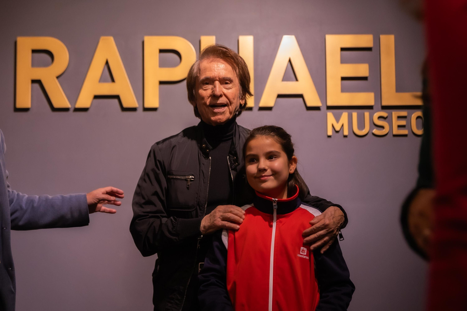 Raphael visita el museo en su honor de Linares tras la cesión trajes y su espectacular coche Lincoln