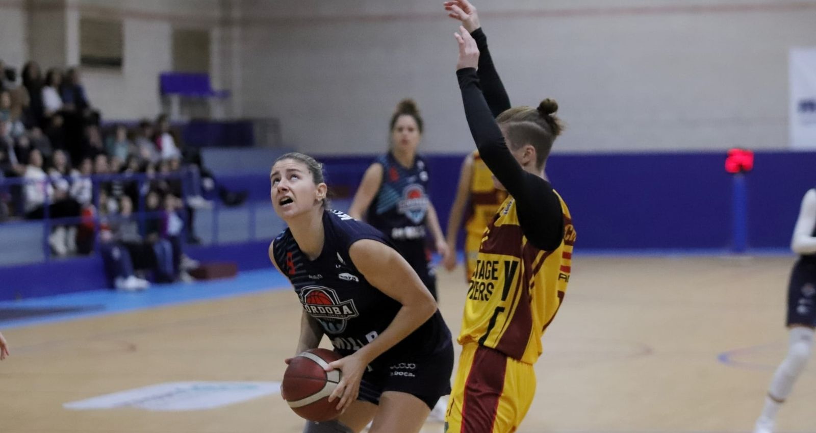 Marta Martínez es presionada por una jugadora del Alcobendas.