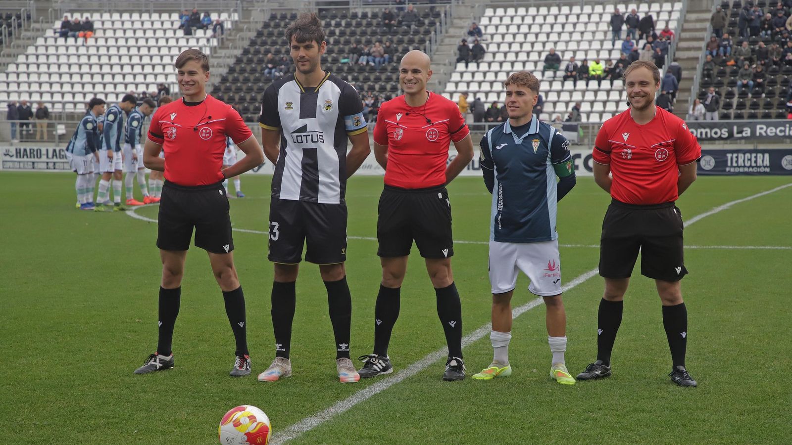 Mario Peregrina posa con el trío arbitral y el capitán de la Balona.