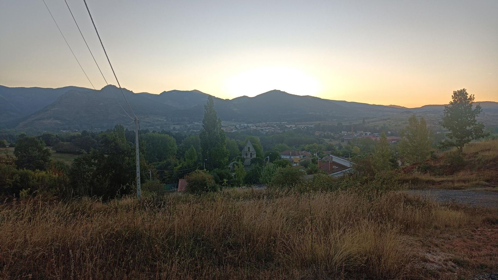 Al fondo, Boñar; a la mitad, Barrio de la Olla. Al fondo, Boñar; a la mitad, Barrio de la Olla.