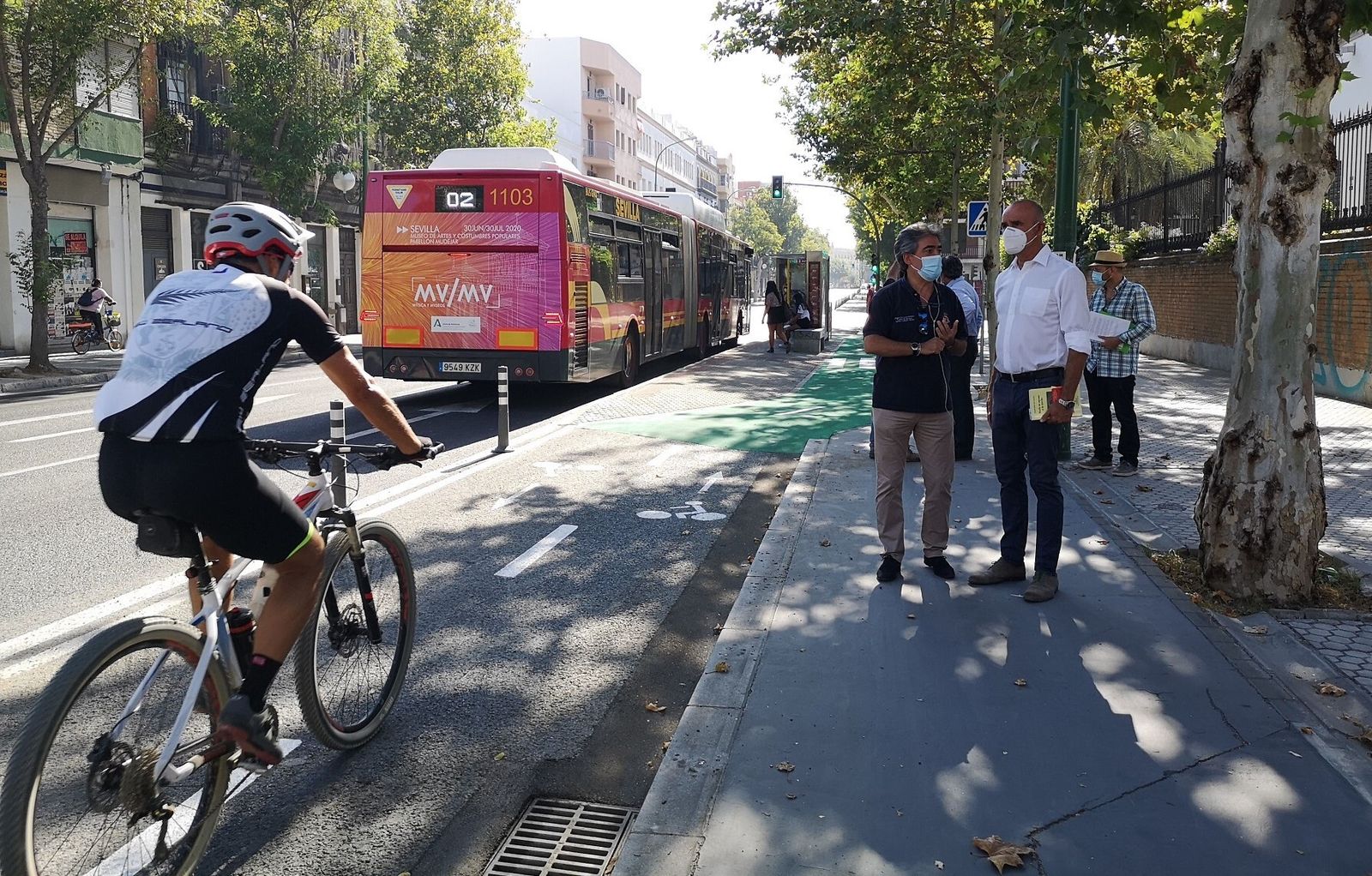 Antonio Muñoz con  Javier Huesa (responsable de la Oficina de la Bici) en Resolana.