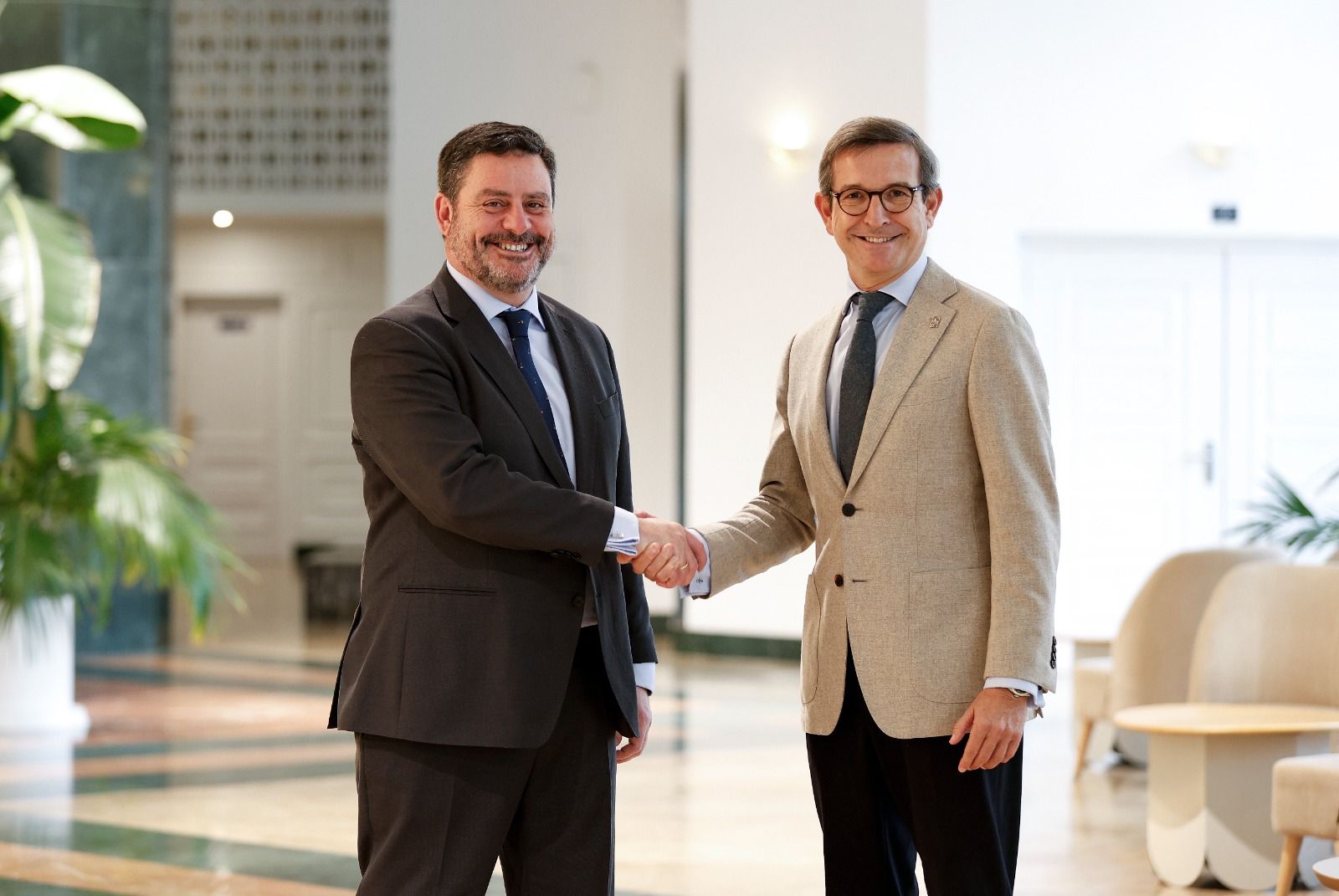 El consejero de Industria, Energía y Minas de la Junta de Andalucía, Jorge Paradela; y el presidente de Innova IRV, Ezequiel Navarro.