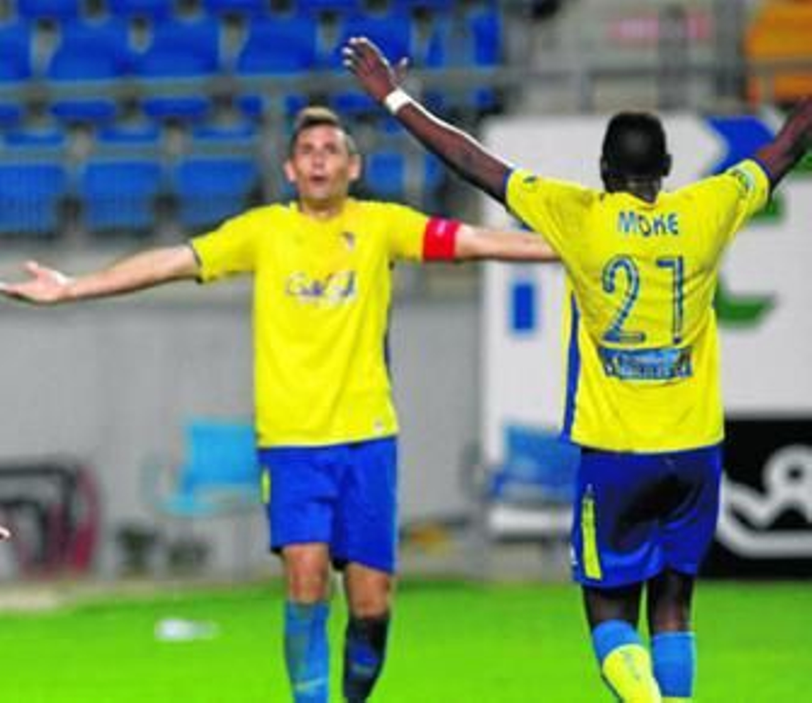 Belencoso (de cara) y Moke alzan los brazos en un partido de la presente temporada.