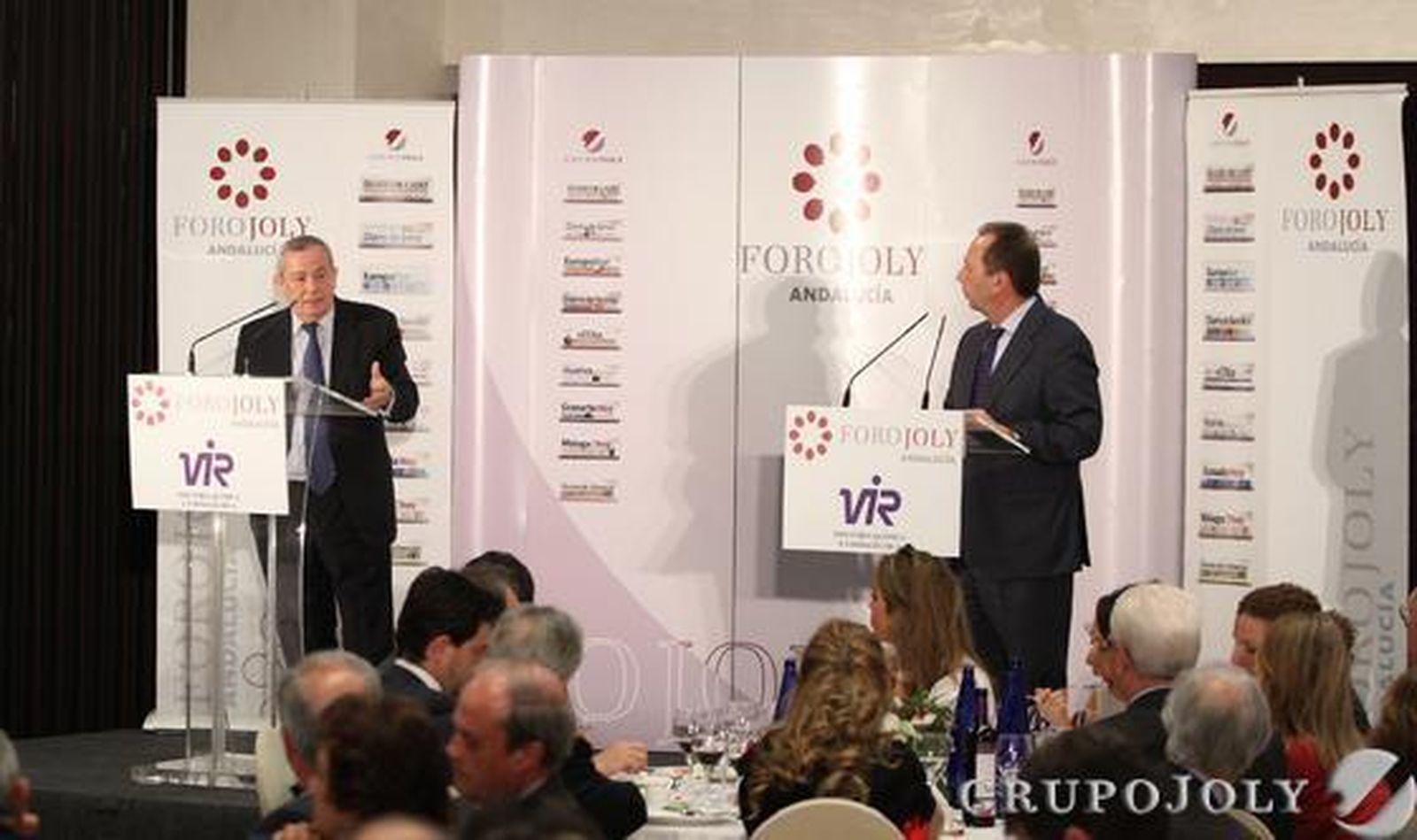Carlos Solchaga, ex ministro de Industria y de Economía y Hacienda, responde a la preguntas del director de 'Diario de Sevilla', José Antonio Carrizosa. / Fotos: B. Vargas·J.C. Vázquez
