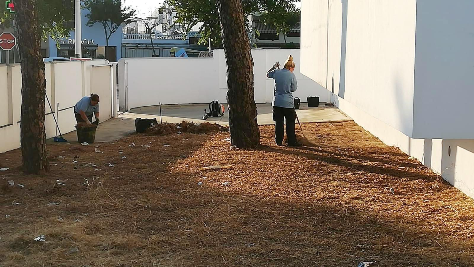 Operarios municipales realizan trabajos de limpieza y mantenimiento de los colegios locales.