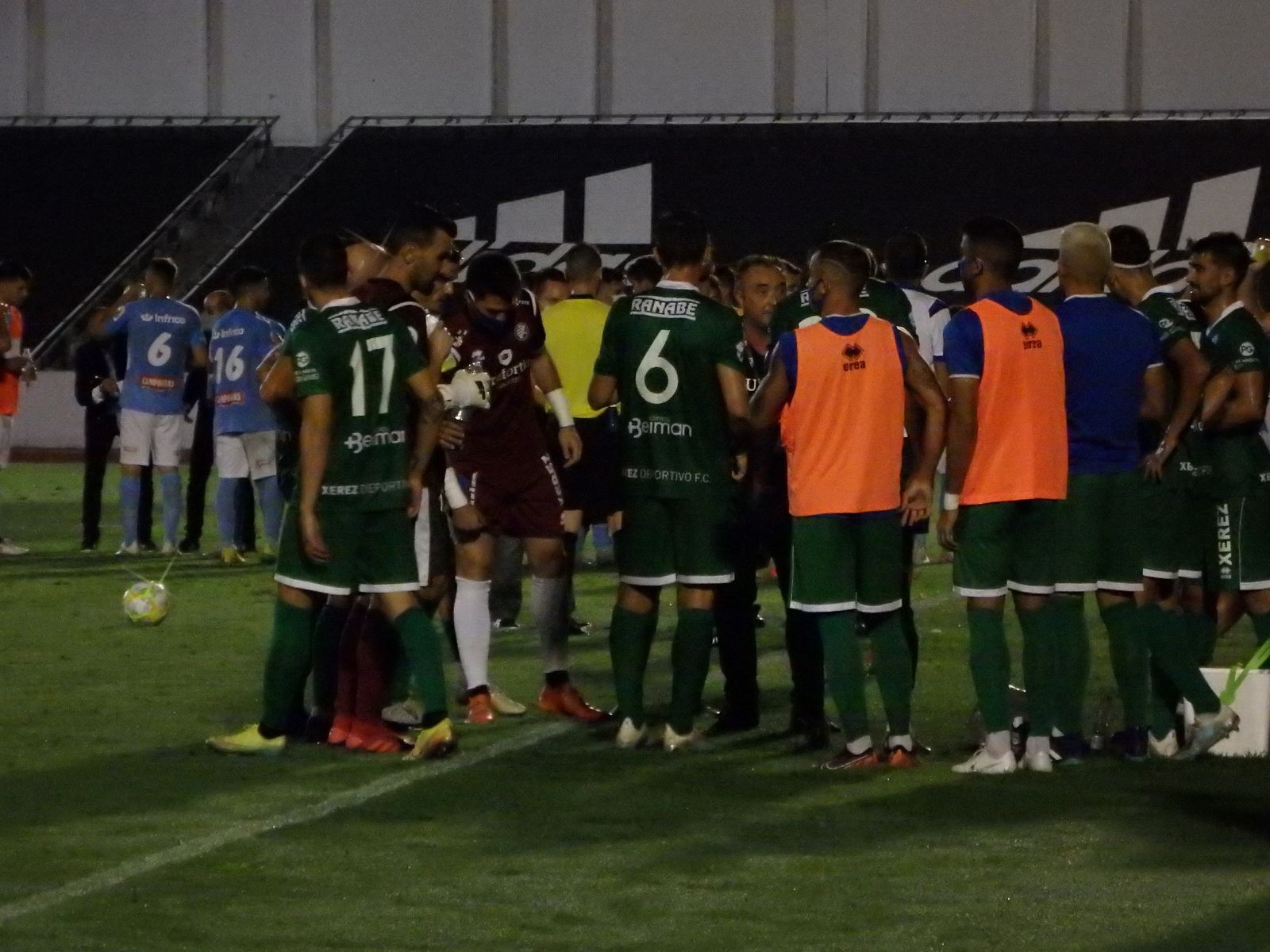 Uribe da instrucciones a sus jugadores en uno de los parones para la hidratación.