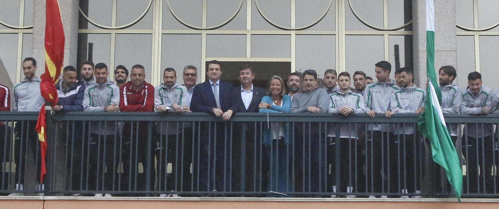 El Córdoba CF y los representantes políticos, en el balcón del Ayuntamiento.