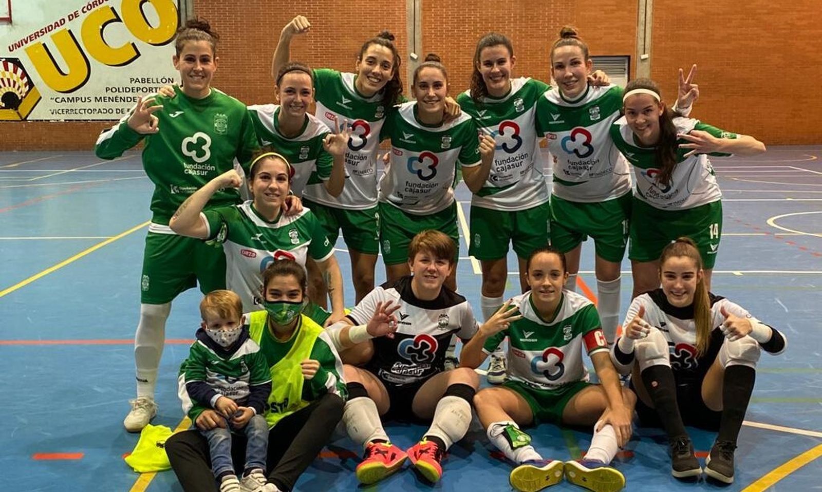 Las jugadoras del Deportivo Córdoba celebran su triunfo en el Menéndez Pidal.