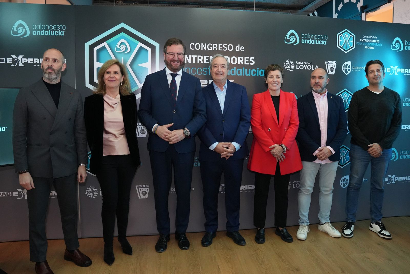 Chus Mateo y Elisa Aguilar posan junto a organizadores y autoridades.
