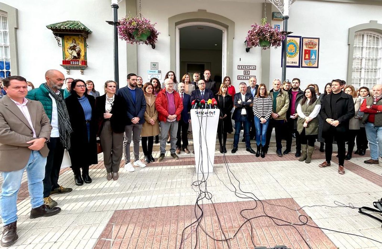 Minuto de silencio en el Ayuntamiento de Vélez-Málaga