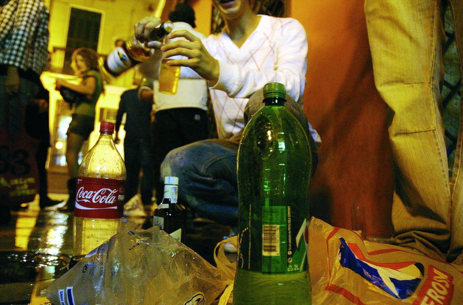Imagen de archivo de unos jóvenes haciendo botellón.