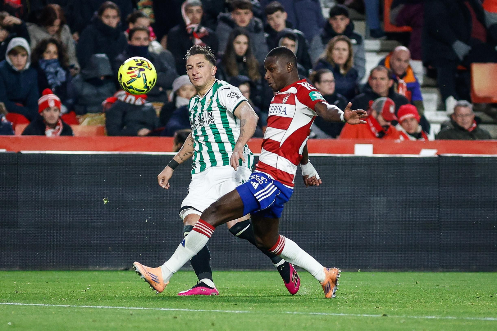 Pugna por el balón en el Granada-Córdoba de este sábado
